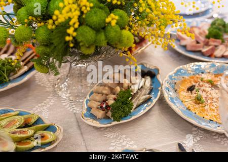 Grand et généreusement couvert de délicieux plats table, couvert d'une nappe sur laquelle il ya divers délicieux plats de la cuisine ukrainienne Banque D'Images