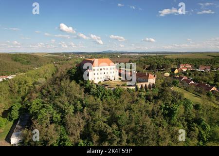 Château de Dolni Kounice, région de Moravie, république tchèque, Europe, vue panoramique aérienne Banque D'Images