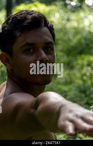 homme vu de près, sans chemise s'étire sur le tapis de yoga, exercice, amérique latine Banque D'Images