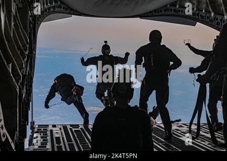 Joint base Andrews, Maryland, États-Unis. 18th septembre 2022. Réserviste du 300th Airlift Squadron, joint base Charleston, S.C., a fait larmer les équipes de démonstration de parachutisme des US Air Force Wings of Blue et des US Army Golden Knights lors de l'exposition aérienne et spatiale 2022, du 16 au 18 septembre 2022, à joint base Andrews, Md. La chute d'air a montré la mobilité rapide de l'aile de transport aérien 315th de la base conjointe de Charleston pour développer et déployer des forces prêtes au combat dans un environnement conjoint à un moment donné. Credit: US Air Force/ZUMA Press Wire Service/ZUMAPRESS.com/Alamy Live News Banque D'Images