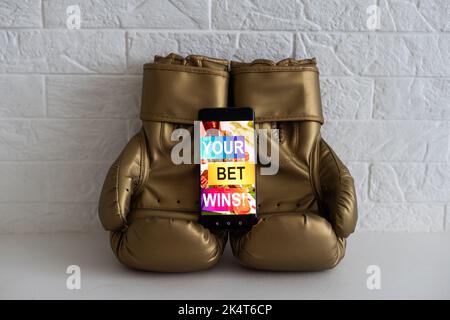 gants de boxe et smartphone avec paris. Banque D'Images