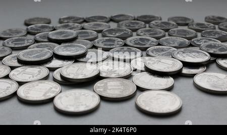 Argent ukrainien en pièces de nickel avec bord strié dispersé sur un fond blanc gros plan Banque D'Images