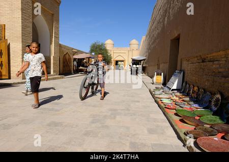 Khiva Ouzbékistan - les jeunes garçons se promènent dans l'ancienne ville d'Ichon Qala en août 2022 Banque D'Images