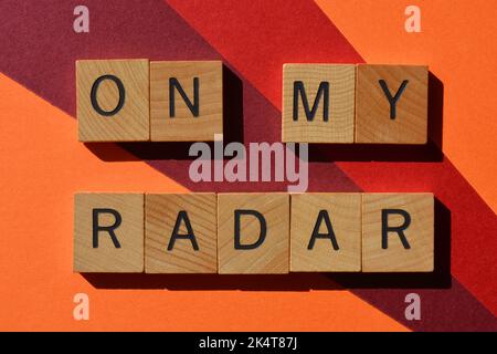 Sur mon radar, mots en lettres de l'alphabet en bois isolés sur l'arrière-plan. Une phrase utilisée lorsque vous êtes conscient de la nécessité de faire quelque chose mais que vous n'avez pas obtenu r Banque D'Images