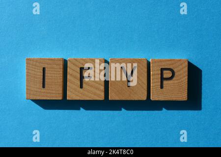 IFYP, acronyme de I Feel Your pain, en lettres de l'alphabet de bois isolées sur fond bleu Banque D'Images