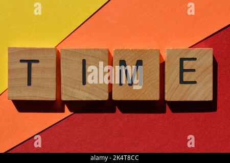 TIME, abréviation de Tears in My Eyes, en lettres de l'alphabet en bois isolées sur fond lumineux et coloré Banque D'Images