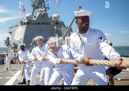 Norfolk, États-Unis. 9th septembre 2022. Des marins montent une ligne d'amarrage à bord du destroyer de missiles guidés de classe Arleigh Burke USS Bainbridge (DDG 96) après un déploiement régulier prévu dans les zones d'opérations de la flotte américaine 5th et américaine 6th, en septembre. 9, 2022. Bainbridge a été déployé dans le cadre du groupe de grève Harry S. Truman Carrier afin de soutenir les efforts de coopération en matière de sécurité du théâtre et de défendre les intérêts alliés et partenaires des États-Unis. Credit: U.S. Navy/ZUMA Press Wire Service/ZUMAPRESS.com/Alamy Live News Banque D'Images