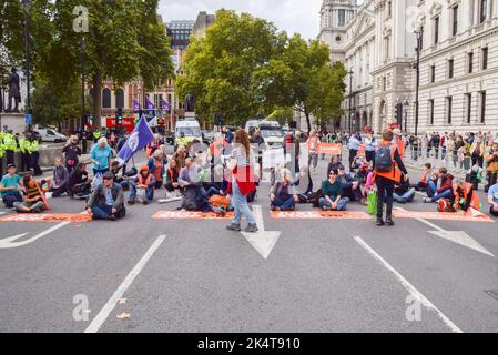 Londres, Royaume-Uni. 3rd octobre 2022. Il suffit d'arrêter les manifestants du pétrole qui bloquent les rues de la place du Parlement. Cette manifestation s'inscrit dans le cadre d'une série de manifestations qui se déroulent tous les jours à Westminster. Le groupe d'action sur le climat demande la fin des combustibles fossiles et le passage aux énergies renouvelables. Credit: Vuk Valcic/Alamy Live News Banque D'Images