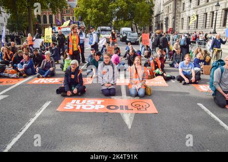 Londres, Royaume-Uni. 3rd octobre 2022. Il suffit d'arrêter les manifestants du pétrole qui bloquent les rues de la place du Parlement. Cette manifestation s'inscrit dans le cadre d'une série de manifestations qui se déroulent tous les jours à Westminster. Le groupe d'action sur le climat demande la fin des combustibles fossiles et le passage aux énergies renouvelables. Credit: Vuk Valcic/Alamy Live News Banque D'Images