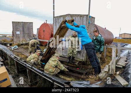 Newtok, Alaska, États-Unis. 22nd septembre 2022. Les gardes nationaux de la Force opérationnelle interarmées de l'Alaska-Bethel ont dégagé les débris de tempête d'une promenade de Newtok, en Alaska, dans le cadre de l'opération Merbok Response, le 22 septembre 2022. Environ 100 membres de la Milice organisée en Alaska, qui comprend des membres de la Garde nationale de l'Alaska, de la Force de défense de l'État de l'Alaska et de la Milice navale de l'Alaska, ont été activés à la suite d'une déclaration de catastrophe publiée le 17 septembre, après que les restes du typhon Merbok aient causé des inondations spectaculaires sur plus de 1 000 milles de côtes de l'Alaska. (Credit image: © U.S. National Guard/ZUMA Press Wire Banque D'Images