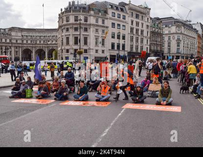 Londres, Royaume-Uni. 3rd octobre 2022. Il suffit d'arrêter les manifestants du secteur pétrolier pour bloquer les rues de Trafalgar Square. Cette manifestation s'inscrit dans le cadre d'une série de manifestations qui se déroulent tous les jours à Westminster. Le groupe d'action sur le climat demande la fin des combustibles fossiles et le passage aux énergies renouvelables. Credit: Vuk Valcic/Alamy Live News Banque D'Images