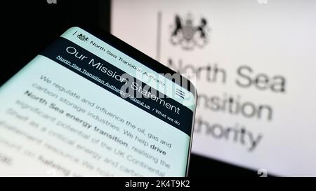 Smartphone avec page Web de l'autorité de transition de la mer du Nord britannique (NSTA) à l'écran devant le logo. Faites la mise au point dans le coin supérieur gauche de l'écran du téléphone. Banque D'Images