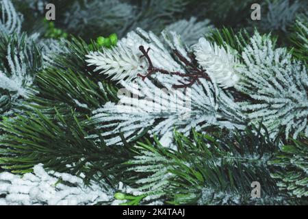 Branches artificielles de sapin avec aiguilles de près. Décoration de Noël Banque D'Images