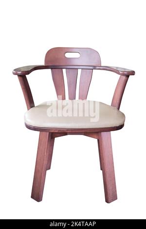 Fauteuil en bois avec coussin en cuir isolé sur blanc, travail avec passe-cheveux. Banque D'Images