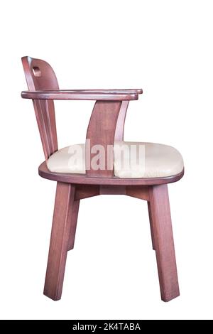 Fauteuil en bois avec coussin en cuir isolé sur blanc, travail avec passe-cheveux. Banque D'Images