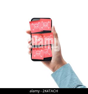Main tenant un smartphone infecté par des virus et des programmes malveillants, concept de cybersécurité isolé sur fond blanc Banque D'Images