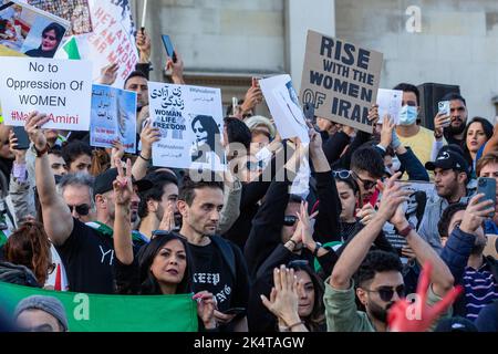 Londres, Royaume-Uni. 1st octobre 2022. Des milliers de personnes qui détiennent des drapeaux iraniens et des images de Mahsa Amini remplissent Trafalgar Square en solidarité avec ceux qui protestent à travers l'Iran. Les manifestations en Iran ont commencé à la mi-septembre après la mort de Mahsa Amini, 22 ans, sous garde à vue, du Kurdistan, qui avait été détenu par la police de moralité lors d'une visite à Téhéran pour une violation présumée des règles strictes du code vestimentaire pour les femmes. Crédit : Mark Kerrison/Alamy Live News Banque D'Images