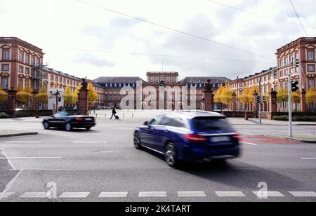 Mannheim, Allemagne. 03rd octobre 2022. Une voiture traverse une intersection en face du palais baroque de Mannheim. Le nouveau livre « marco Polo » « Where to Go? - Les meilleures destinations pour 2023' recommande Mannheim comme destination de voyage pour l'année à venir, en partie à cause du deuxième plus grand palais baroque d'Europe. Credit: Uwe Anspach/dpa/Alamy Live News Banque D'Images