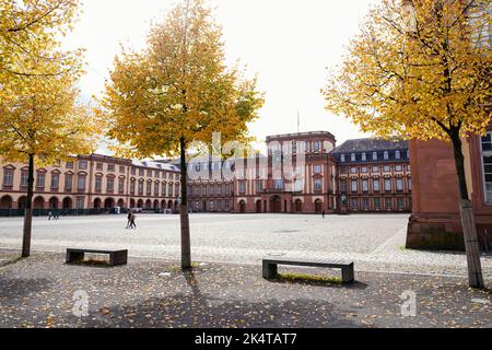 Mannheim, Allemagne. 03rd octobre 2022. Les gens marchent de l'autre côté de la cour du palais baroque de Mannheim. Le nouveau livre « marco Polo » « Where to Go? - Les meilleures destinations pour 2023' recommande Mannheim comme destination pour l'année à venir, en partie à cause du deuxième plus grand palais baroque d'Europe. Credit: Uwe Anspach/dpa/Alamy Live News Banque D'Images