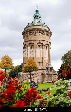 Mannheim, Allemagne. 03rd octobre 2022. Des fleurs se tiennent devant la tour de l'eau sur un pré. Le nouveau 'marco Polo' livre 'Wohin geht die Reise? - Les meilleures destinations pour 2023' recommande Mannheim comme destination pour l'année à venir. Credit: Uwe Anspach/dpa/Alamy Live News Banque D'Images
