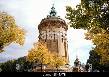 Mannheim, Allemagne. 03rd octobre 2022. Des arbres de couleur automnale se tiennent près de la tour d'eau. Le nouveau livre Marco Polo 'Wohin geht die Reise? - Les meilleures destinations pour 2023' recommande Mannheim comme destination pour l'année à venir. Credit: Uwe Anspach/dpa/Alamy Live News Banque D'Images