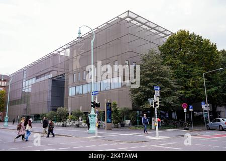 Mannheim, Allemagne. 03rd octobre 2022. Les gens traversent un carrefour à la Kunsthalle Mannheim, le musée d'art moderne et contemporain de Mannheim. Le nouveau « marco Polo » livre « Wohin geht die Reise? - Les meilleures destinations pour 2023' recommande Mannheim comme destination pour l'année à venir. Credit: Uwe Anspach/dpa/Alamy Live News Banque D'Images