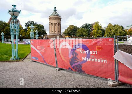 Mannheim, Allemagne. 03rd octobre 2022. En face du château d'eau de Mannheim, une bannière sur une clôture de construction lit 'Verliebt à Mannheim. Le nouveau 'marco Polo' livre 'Wohin geht die Reise? - Les meilleures destinations pour 2023' recommande Mannheim comme destination de voyage pour l'année à venir. Credit: Uwe Anspach/dpa/Alamy Live News Banque D'Images