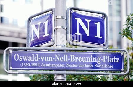 Mannheim, Allemagne. 03rd octobre 2022. Un panneau indiquant « N 1 » est suspendu sur un pilier du centre-ville, au-dessus d'un panneau indiquant « Oswald-von-Nell-Bruning-Platz ». Le nouveau 'marco Polo' livre 'Wohin geht die Reise? - Les meilleures destinations pour 2023' recommande Mannheim comme destination pour l'année à venir. Credit: Uwe Anspach/dpa/Alamy Live News Banque D'Images
