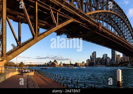 L'Opéra de Sydney et Circular Quay sont visibles sous le pont du port de Sydney à l'heure d'or Banque D'Images