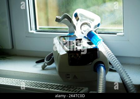 ventilateur non invasif (vni) avec masque utilisé par les patients ayant des problèmes respiratoires à la maison Banque D'Images