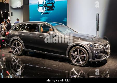 Mercedes-Benz C220d 4MATIC, voiture tout terrain présentée au salon automobile IAA Mobility 2021 à Munich, Allemagne - le 6 septembre 2021. Banque D'Images