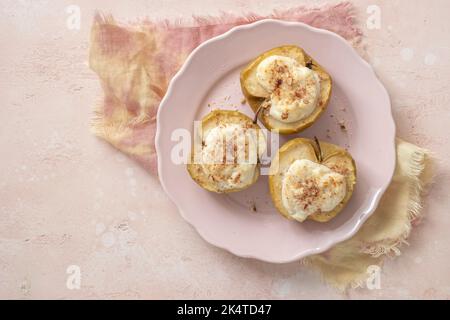 pommes grillées cuites au fromage ricotta et aux noix. garniture au miel Banque D'Images