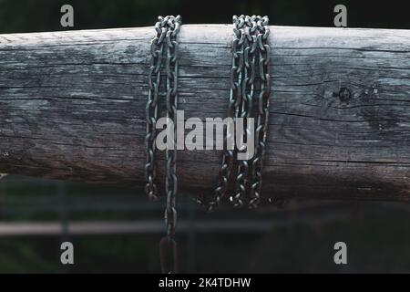 Détail de treuil en bois avec chaîne. Partie du mécanisme de l'eau du puits Banque D'Images