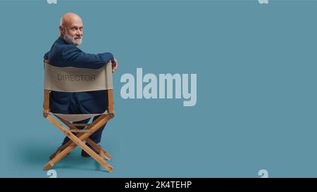 Réalisateur professionnel confiant assis sur la chaise du réalisateur et regardant la caméra : école de théâtre, production vidéo et concept de l'industrie cinématographique, blana Banque D'Images