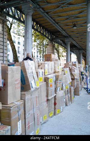 Départ et arrivée des marchandises en provenance et à destination de l'Ukraine, au boulevard Vincent Auriol, gare de Chevaleret, à Paris, France, sur 2 octobre, 2022. Photo de Patricia Huchot-Boissier/ABACAPRESS.COM Banque D'Images