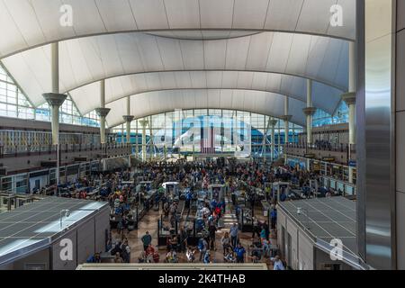 DENVER, COLORADO, ÉTATS-UNIS. 28 AOÛT 2022. Les voyageurs en longues files d'attente à l'aéroport international de Denver passent par la TSA Transportation Security administrations Banque D'Images