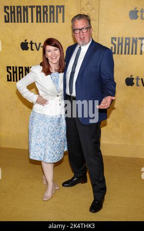 Los Angeles, États-Unis. 03rd octobre 2022. Los Angeles, CA, 3 oct., Kate Flannery et Chris Hasston assistent à la projection de première Apple Shantaram au Regency Bruin Theatre Credit: Ovidiu Hrubaru/Alay Live News Banque D'Images