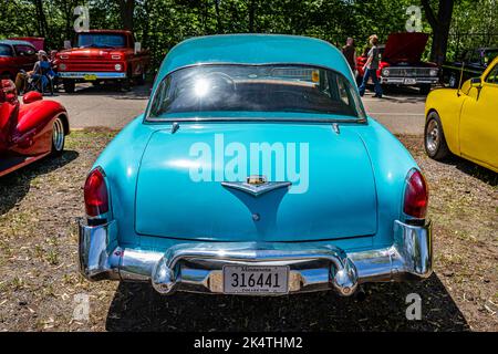 Falcon Heights, MN - 18 juin 2022 : vue arrière à haute perspective d'une berline 4 portes Kaiser Manhattan 1953 lors d'un salon de voiture local. Banque D'Images