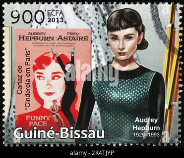 Audrey Hepburn dans le film visage drôle sur timbre-poste Banque D'Images