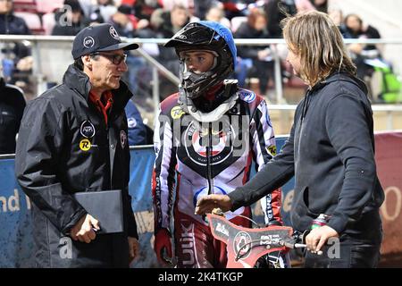 Manchester, Royaume-Uni. 03rd octobre 2022. Mark Lemon (Team Manager) de Belle vue 'ATPI' Aces et Norick Blodorn (Reserve) de Belle vue 'ATPI' Aces pendant la demi-finale de SGB Premiership au National Speedway Stadium, Manchester, lundi 3rd octobre 2022. (Credit: Eddie Garvey | MI News) Credit: MI News & Sport /Alay Live News Banque D'Images