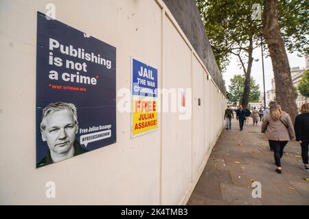Vichy Un Passé Qui Ne Passe Pas Londres, Royaume-Uni. 4 octobre 2022 . Un piéton passe devant des