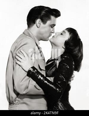 Elvis Presley et Caroline Jones dans 'King Creole' (Paramount, 1958) publicité toujours noir et blanc. Banque D'Images