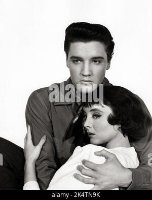 Elvis Presley et Caroline Jones dans 'King Creole' (Paramount, 1958) publicité encore. Banque D'Images