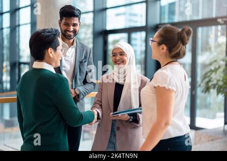 Groupe d'affaires multiethnique dans un immeuble de bureaux Banque D'Images