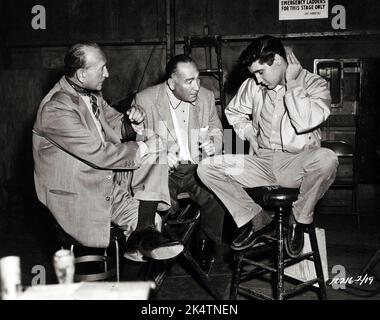 Directeur Michael Curtiz, Producteur Hal Wallis et Elvis Presley. Très grand créole. 1958 février - Paramount Studios, Hollywood. Banque D'Images