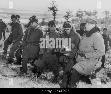 SUWAN, CORÉE - 28 janvier 1951 - le général de l'armée américaine Douglas MacArthur, le général de division Courtney Whitney, le général de division Matthew B Ridgway et le général de division Wi Banque D'Images