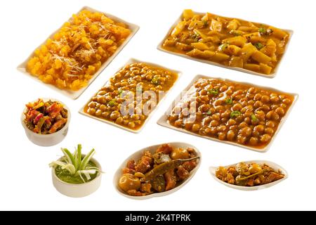 Variété de plats de curry indiens pakistanais pois chiches et pommes de terre avec dessert sucrée semoule et cornichons Banque D'Images