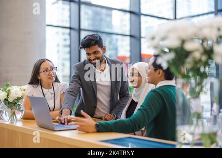 Groupe d'affaires multiethnique dans un immeuble de bureaux Banque D'Images