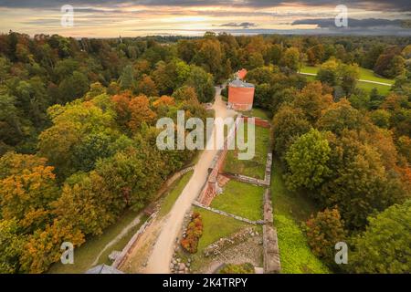 Le parc d'automne dans le parc national de Gauja, vue aérienne du château de Turaida, Lettonie Banque D'Images