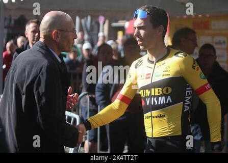 Binche, Belgique. 4 octobre 2022, Christophe Laporte de Jumbo - Visma et Jean Luc Van den Broucke pendant la Binche - Chimay - Binche 2022, Memorial Frank Vandenbrouck course cycliste sur 4 octobre 2022 à Binche, Belgique. Photo de Laurent Lairys/ABACAPRESSS.COM Banque D'Images